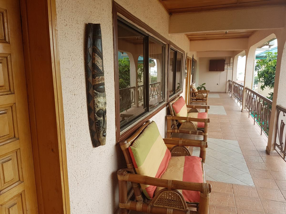 De Mod Hotel Ngleshi Amanfro Exteriör bild